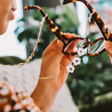chaînettes à lunettes "La Nana" à créer soi-même, chaînettes en métal doré, fleurs en acrylique blanches et formes géométriques.